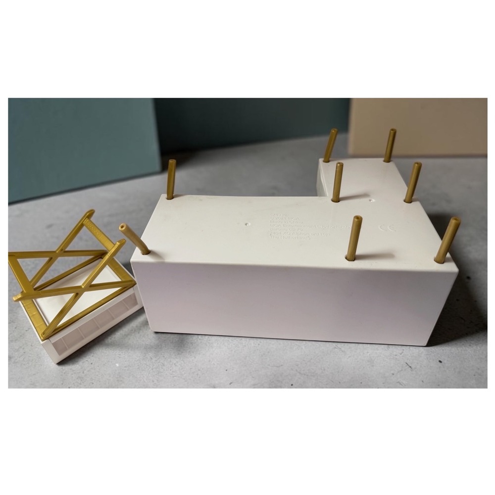 MGA LOL Surprise OMG House of Surprises White Sectional Sofa & Side Table - Picture 4 of 4